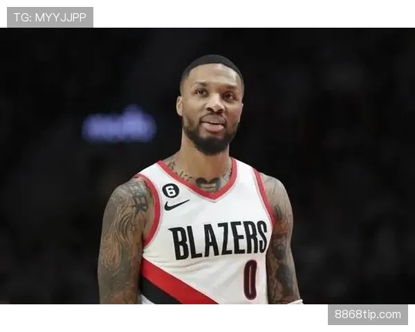 利拉德穿得跟街头滑板少年，球场上却秒变冷血杀手，这对比谁顶得住？