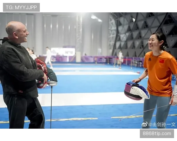 孙一文刚从训练场出来，豪车一停他却拿着学生盒饭那一幕