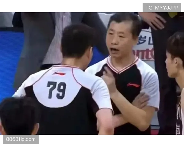 拉人犯规的判罚标准及裁判执行细节解析