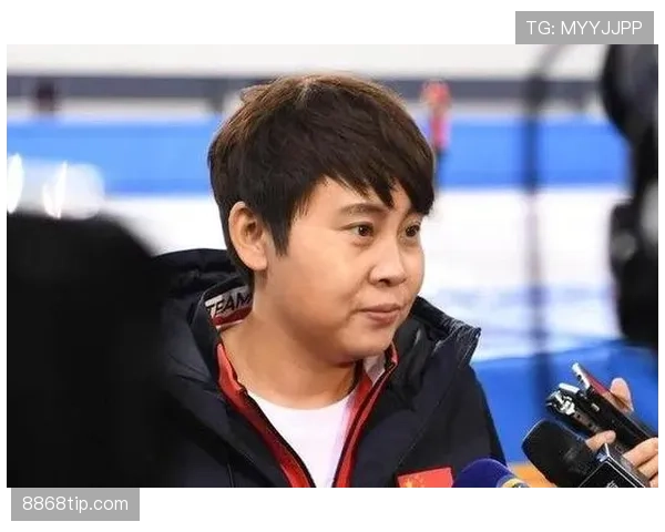 王濛在家切个西瓜都像在冰场压步